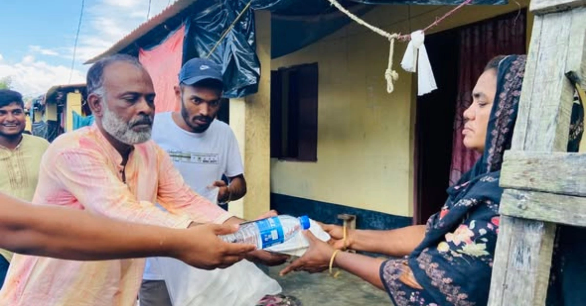 বন্যাকবলিত এলাকায় ত্রাণ নিয়ে হাঁটছেন স্বেচ্ছাসেবীরা
