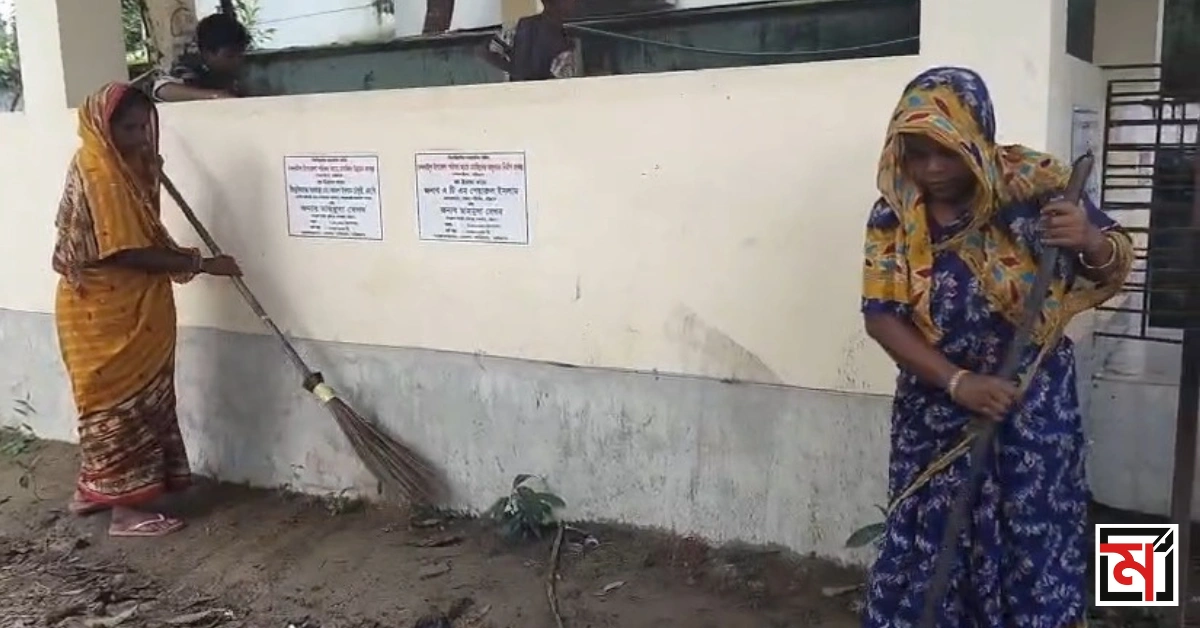 মসজিদ প্রাঙ্গণ ও আশপাশের এলাকা ঝাড়ু দিয়ে পরিষ্কার করছেন স্থানীয়রা