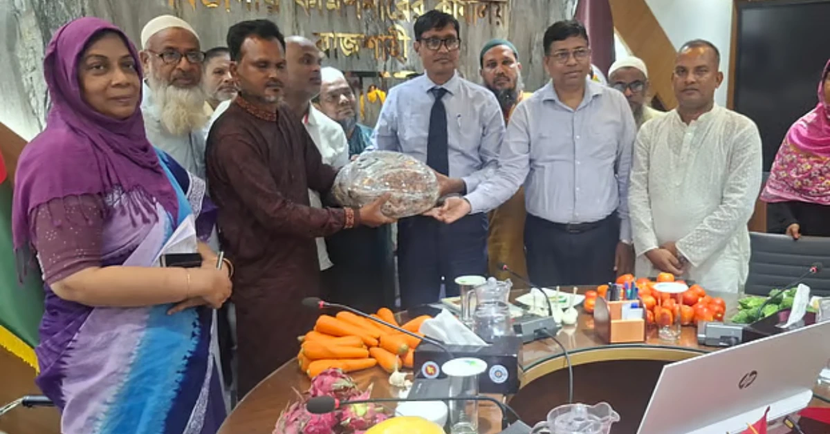 ১৬ কেজির ওলকচুসহ ৫২ পদের কৃষিপণ্য দিয়ে বিভাগীয় কমিশনারকে শুভেচ্ছা