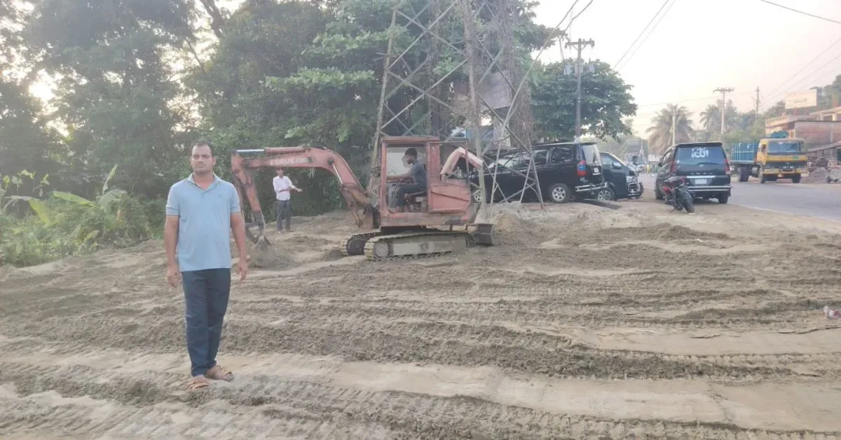 চন্দনাইশের গাছবাড়িয়া পুরাতন কলেজ গেটসংলগ্ন এলাকায় কার, মাইক্রোবাস, হাইচ ও সিএনজি চালকদের জন্য পার্কিং স্ট্যান্ডের নির্মাণকাজ চলছে।