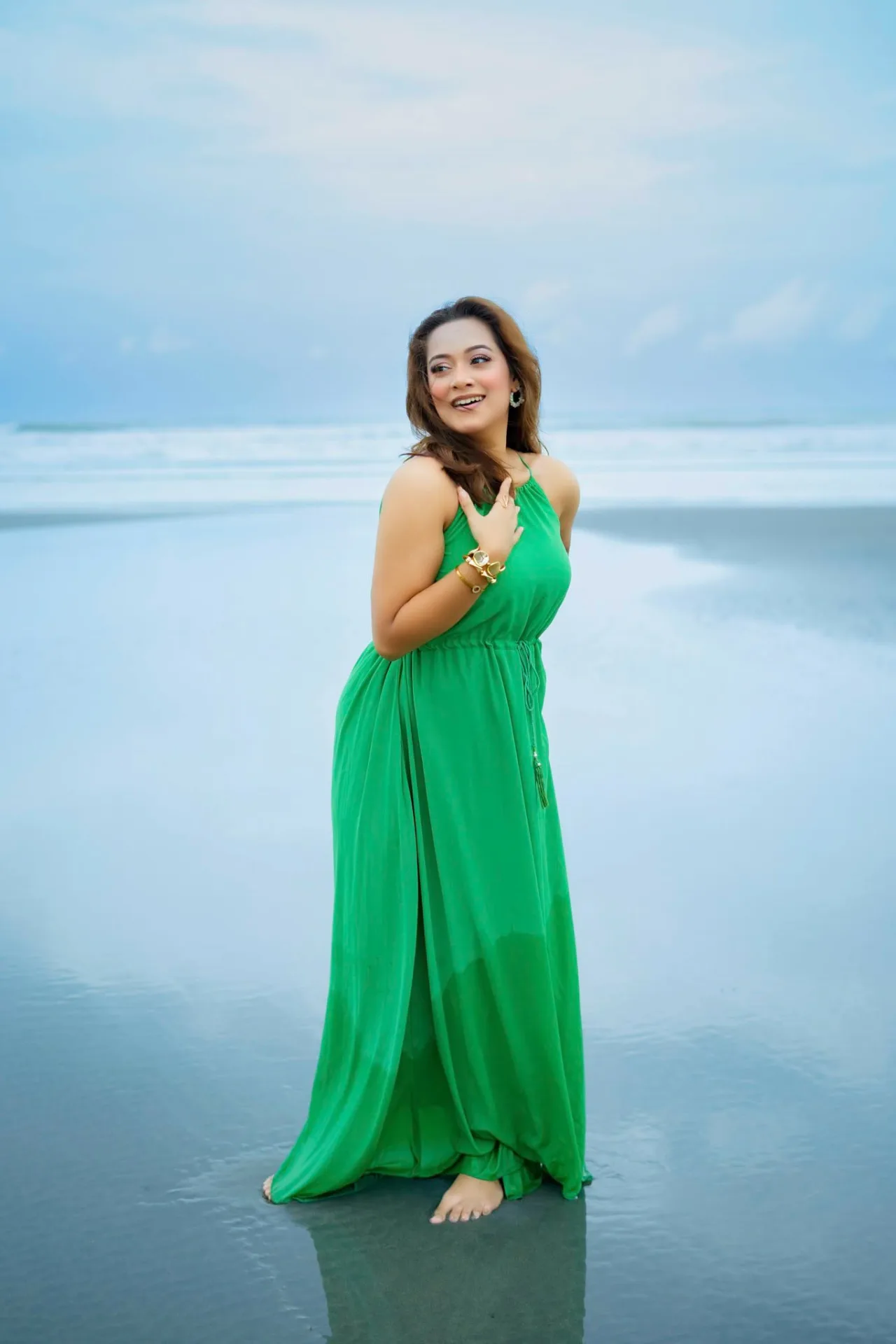 সমুদ্রতীরে ‘রূপকথায়’ ভাসছেন অভিনেত্রী দীঘি
