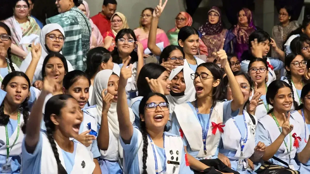 এইচএসসি পরীক্ষায় জিপিএ-৫ প্রাপ্ত শিক্ষার্থী