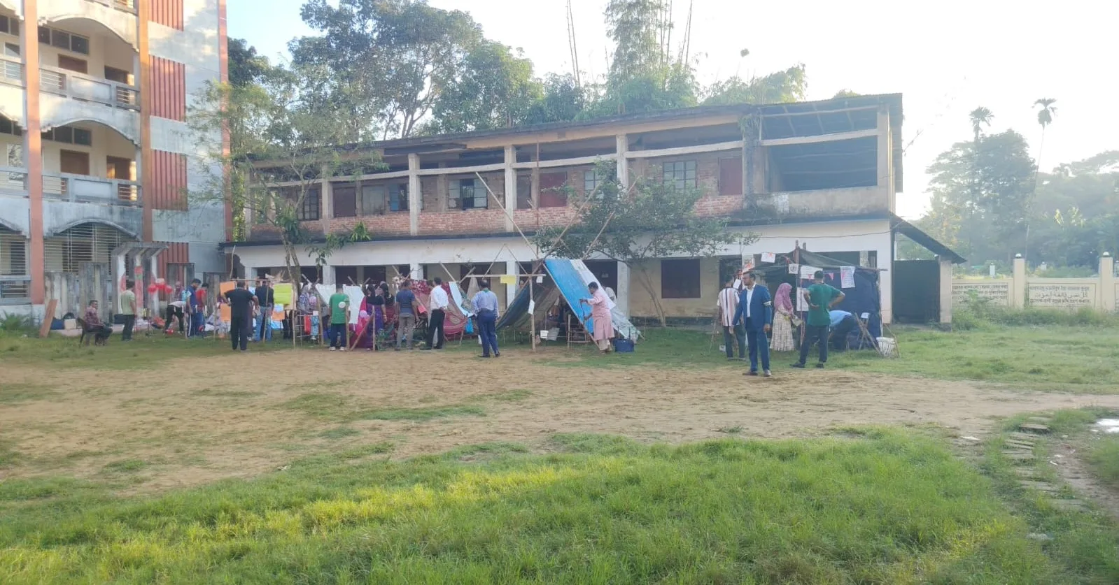 চন্দনাইশে কাব স্কাউট প্রশিক্ষণের ভেন্যু এবং মাঠে টানানো স্কাউটদের তাঁবু